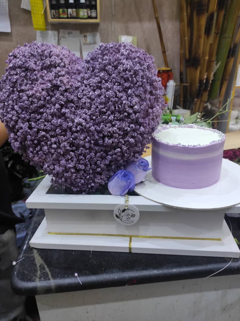 سفارش تزئین کیک و کادو با گل ژیپسوفیلیا +  +